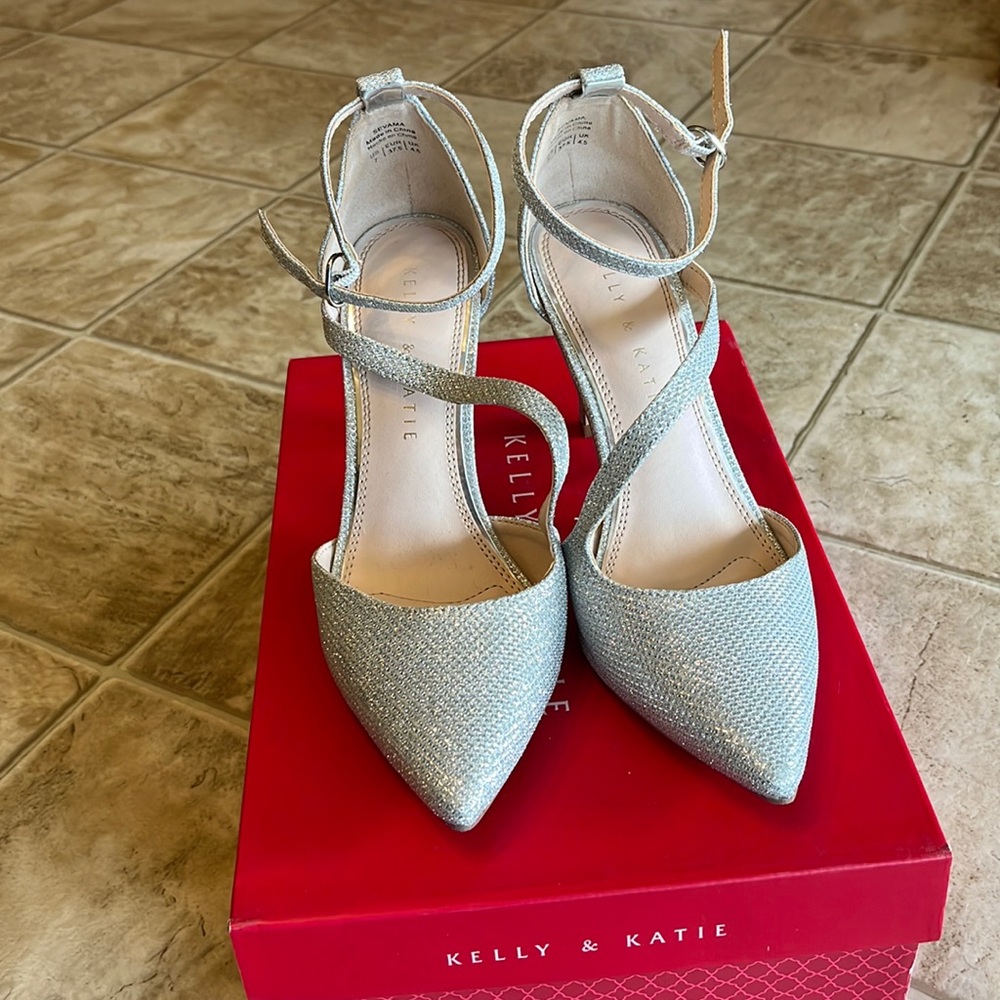 Kelly & Katie Silver Sevama heels size 7